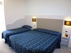 Schlafzimmer mit drei Betten