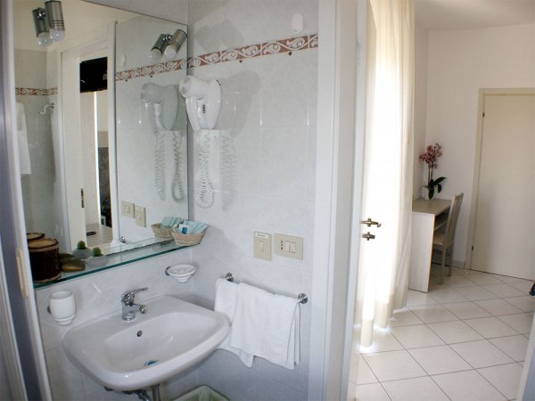 Double Room Bathroom